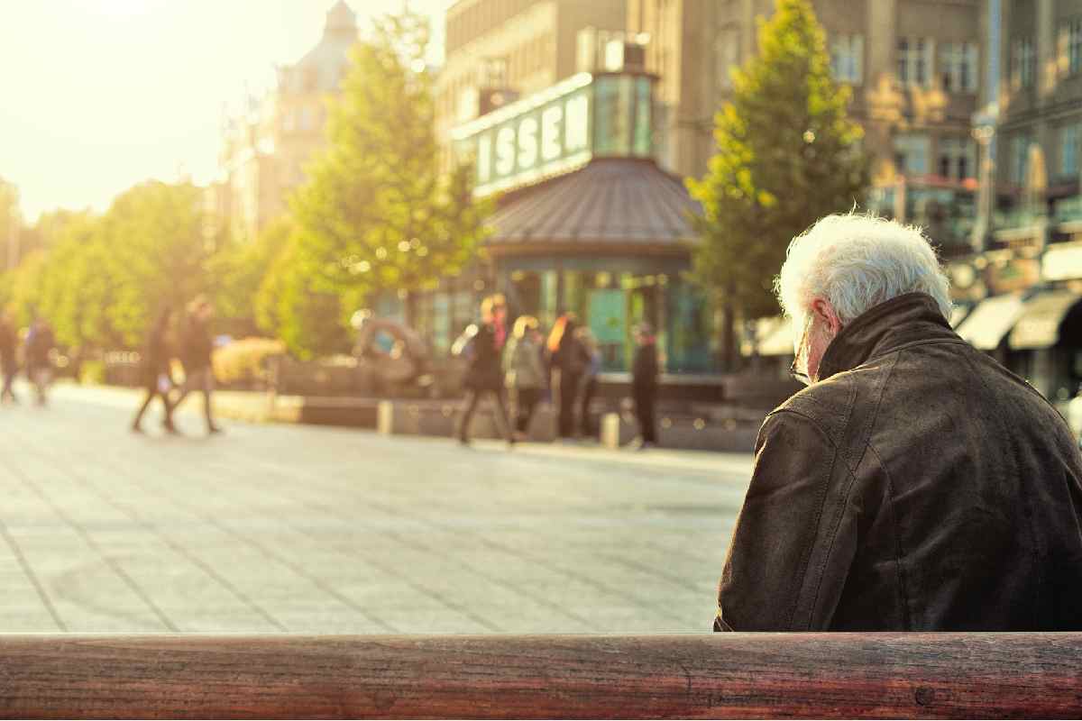 Pensionato che guarda il tramonto cittadino