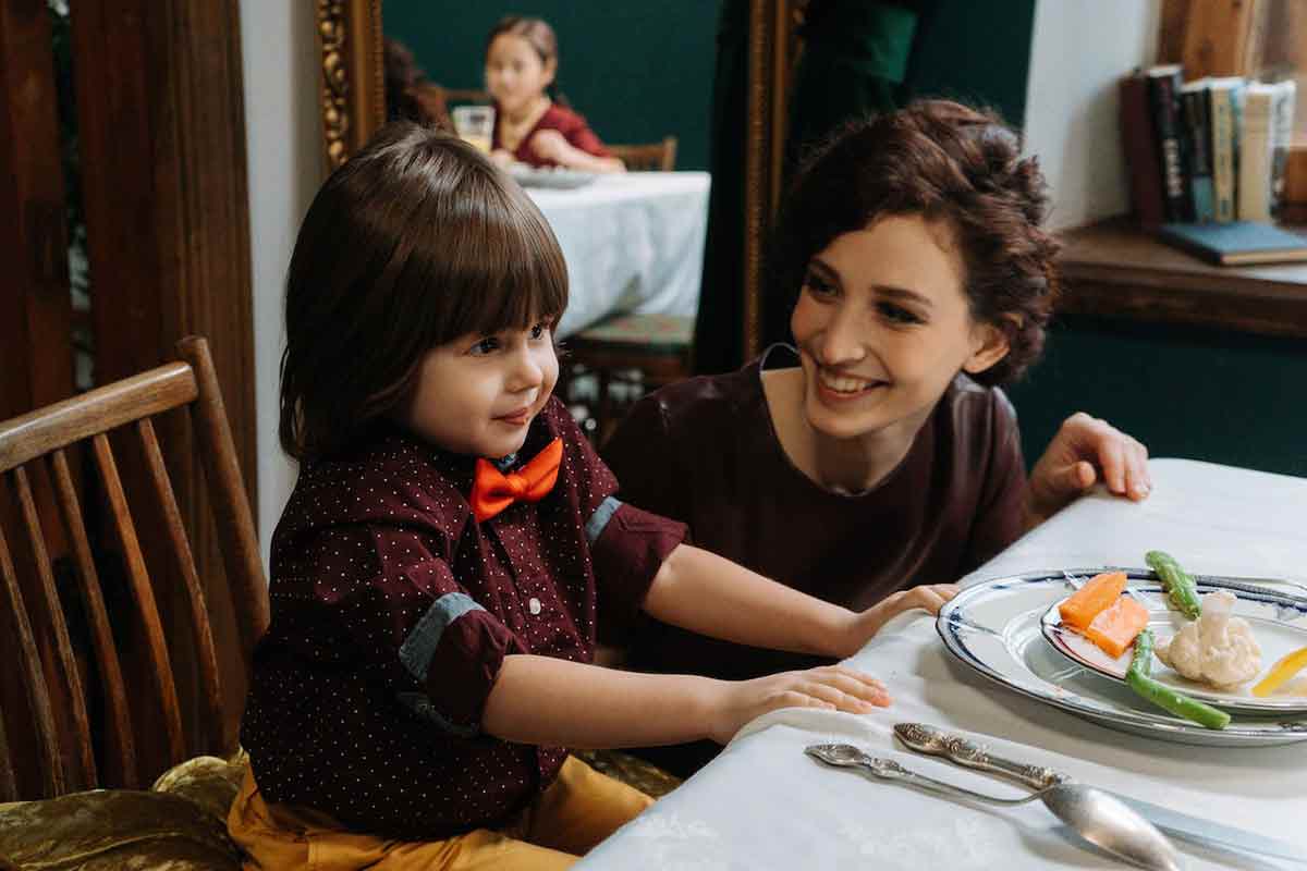 una mamma e un bambino alla tavola di un ristorante