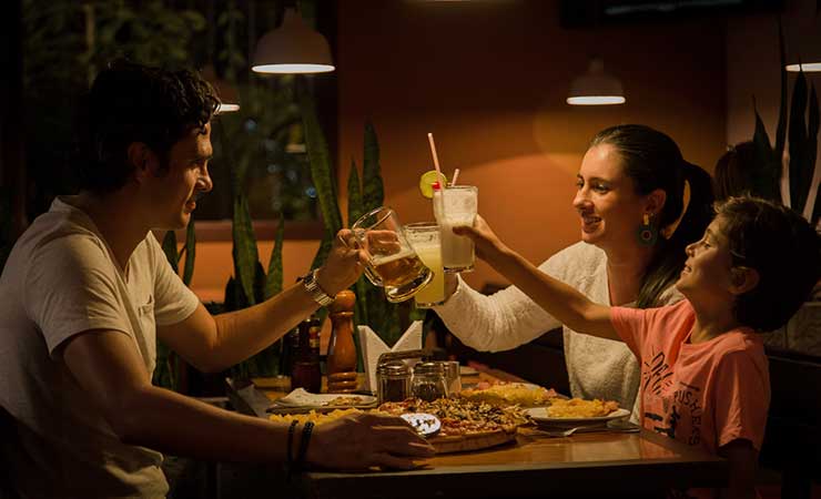 una famiglia al ristorante