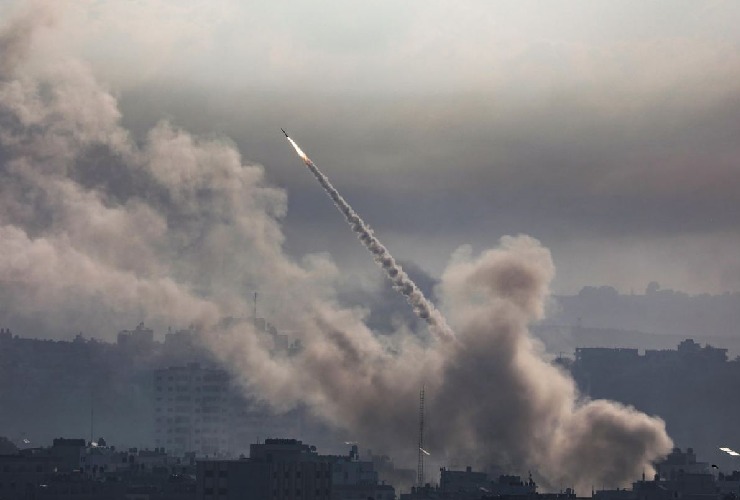 Missile su Israele e tanto fumo sulla città