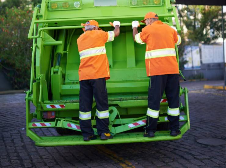 due netturbini sul camion della pattumiera