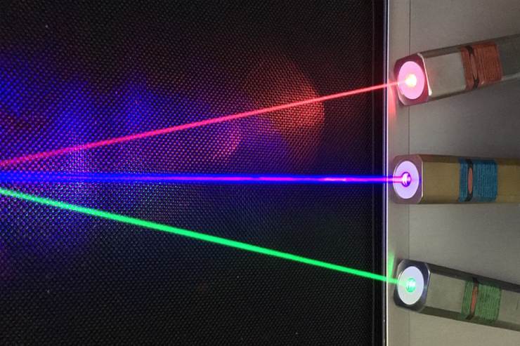 tre puntatori laser colorati
