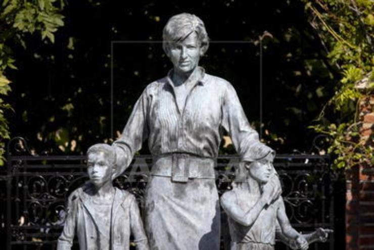 Statua di Lady Diana con i figli Harry e William