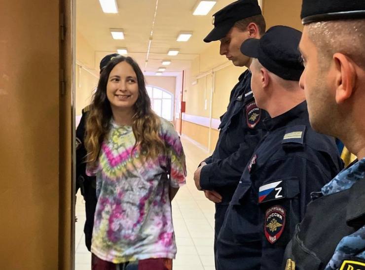 Alexandra Skochilenko sorride alla polizia