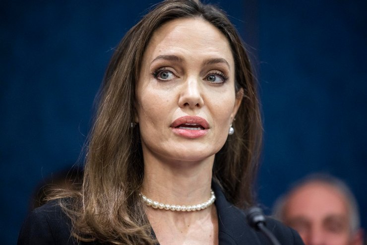 Angelina Jolie mortificata dal padre