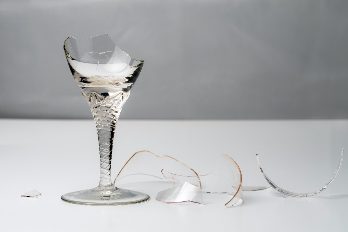 I bicchieri rotti non vanno gettati nella raccolta del vetro