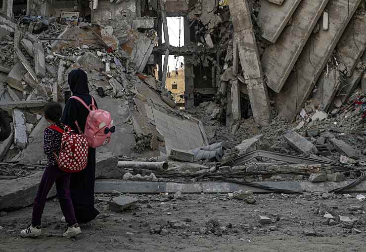 Gaza, bambini di fronte alle macerie