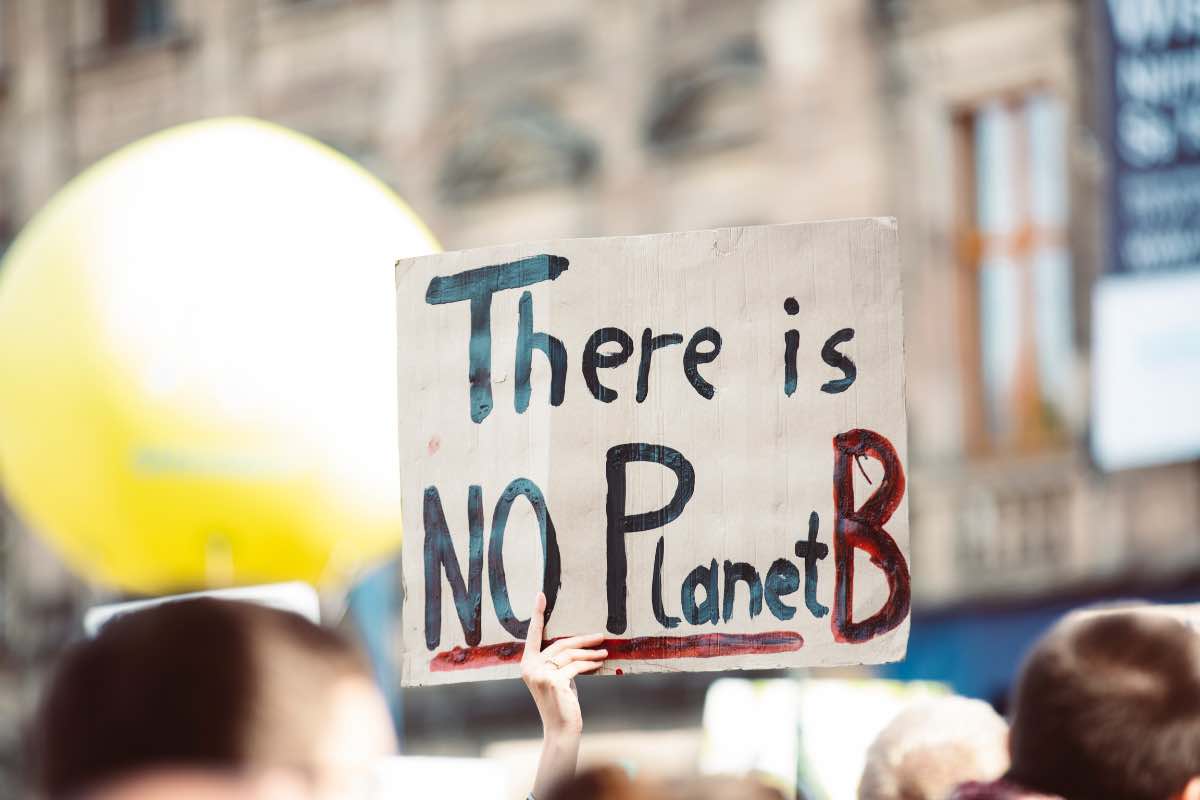 Cartellone con scritto "non c'è un pianeta B"