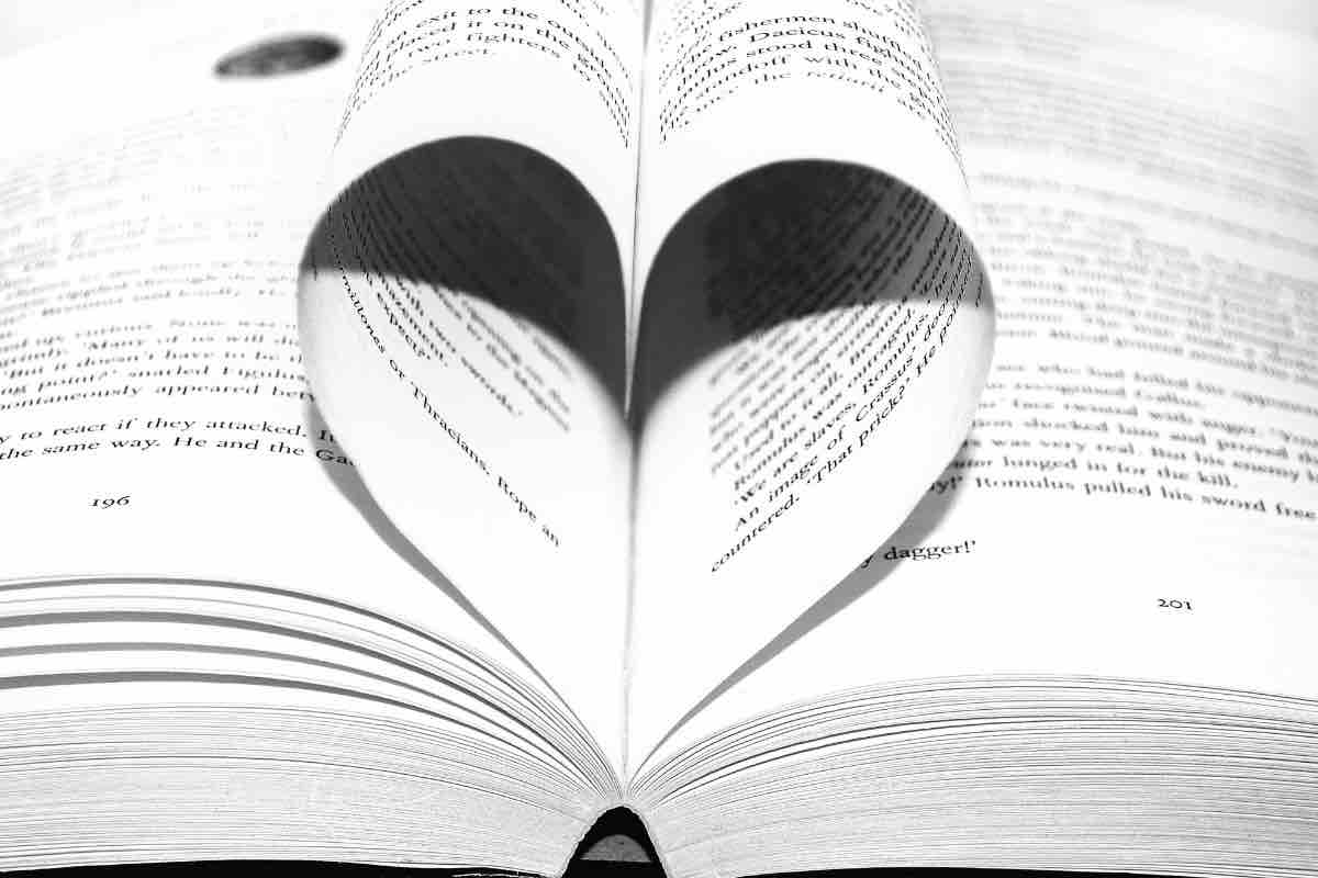 Un cuore fatto con le pagine di un libro