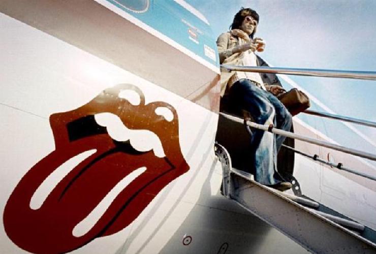 Mick Jagger scende da un aereo con il logo dei Rolling Stones