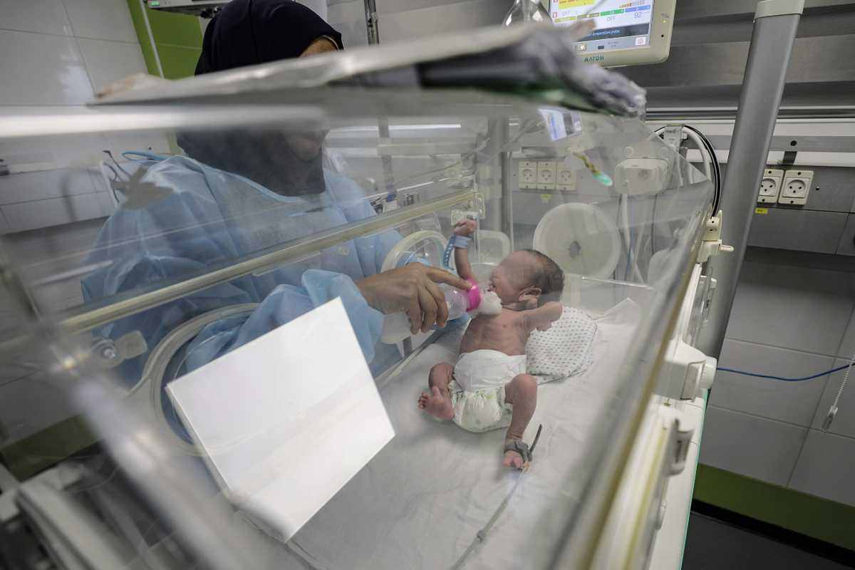 neonato prematuro nell'incubatrice in un ospedale di gaza