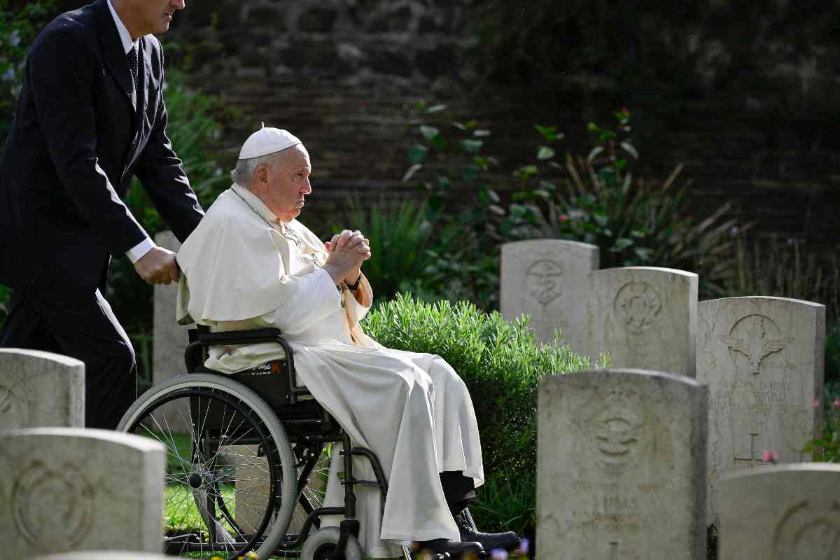 Papa francesco pensieroso per la situazione mondiale