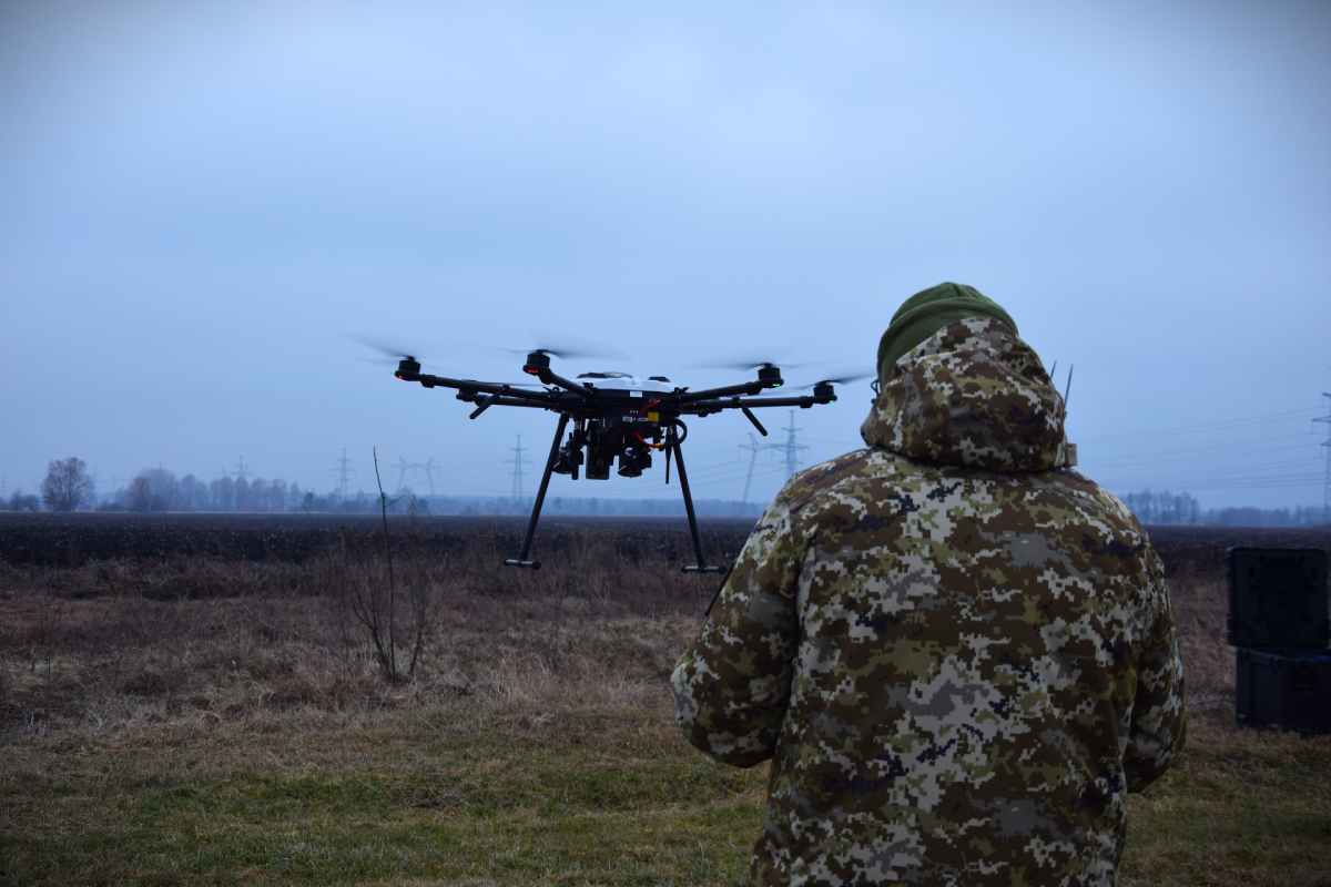 Soldato ucraino pilota un drone
