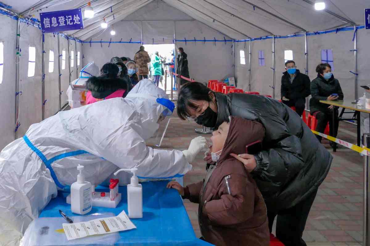 Epidemia in Cina, bambini con la flebo