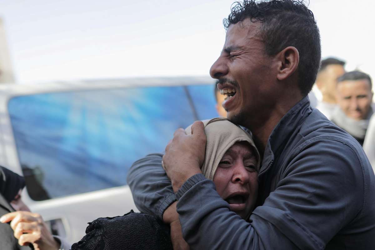 I palestinesi piangono i loro morti