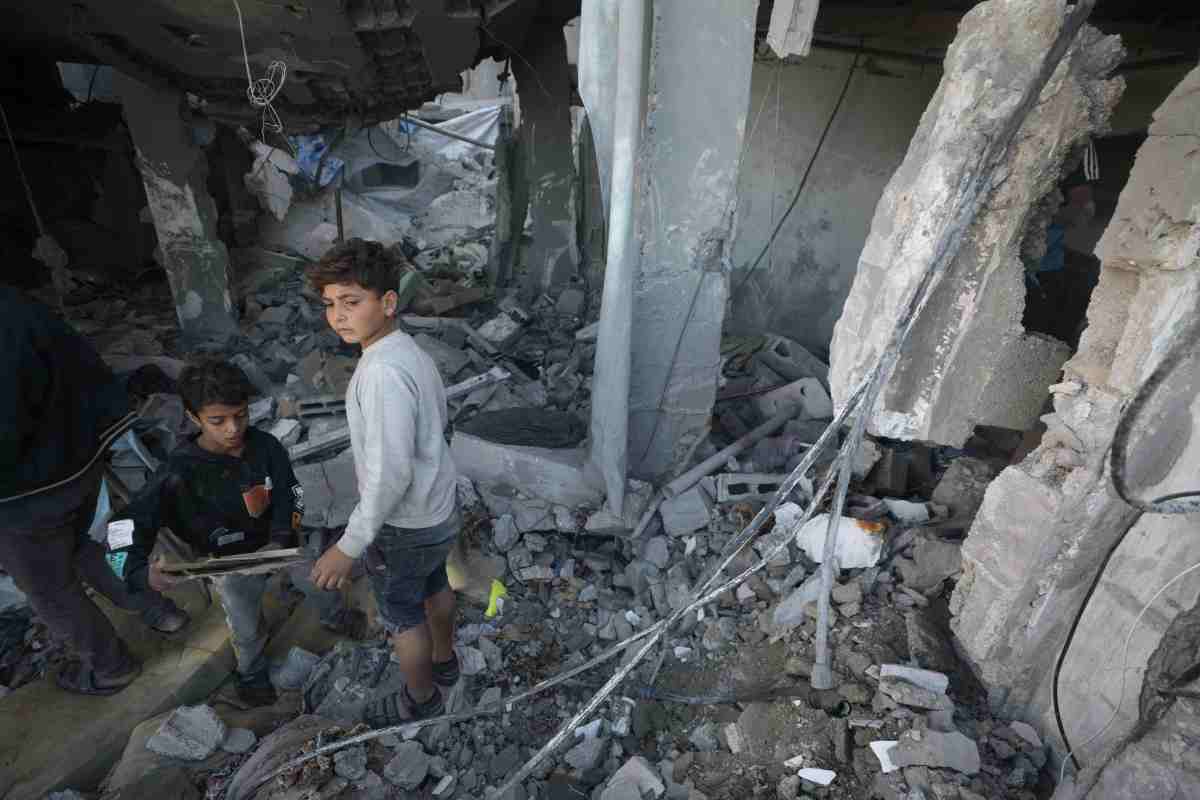 Gaza, bambini orfani. E senza braccia