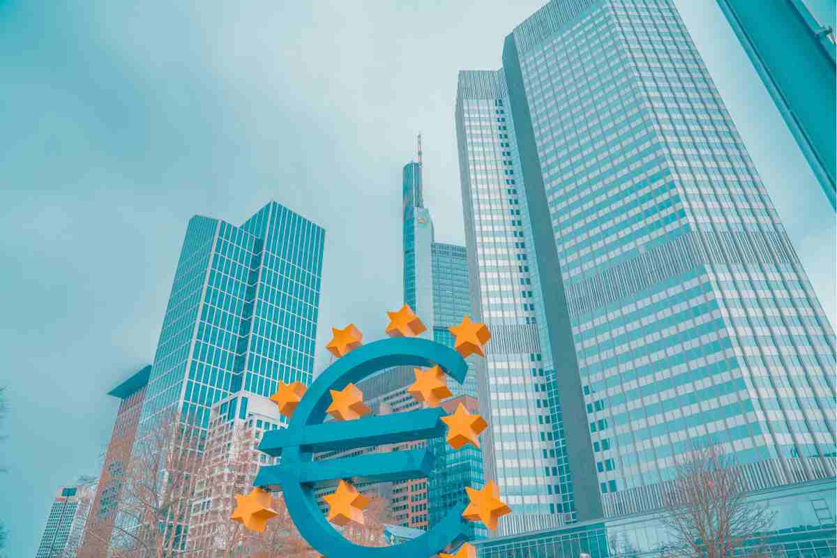 Simbolo euro sotto a grattacieli imponenti