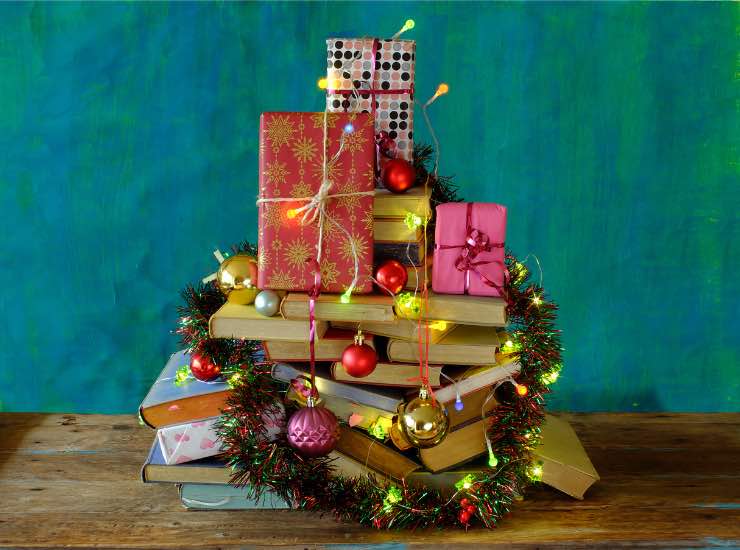 Un albero di natale fatto con i libri