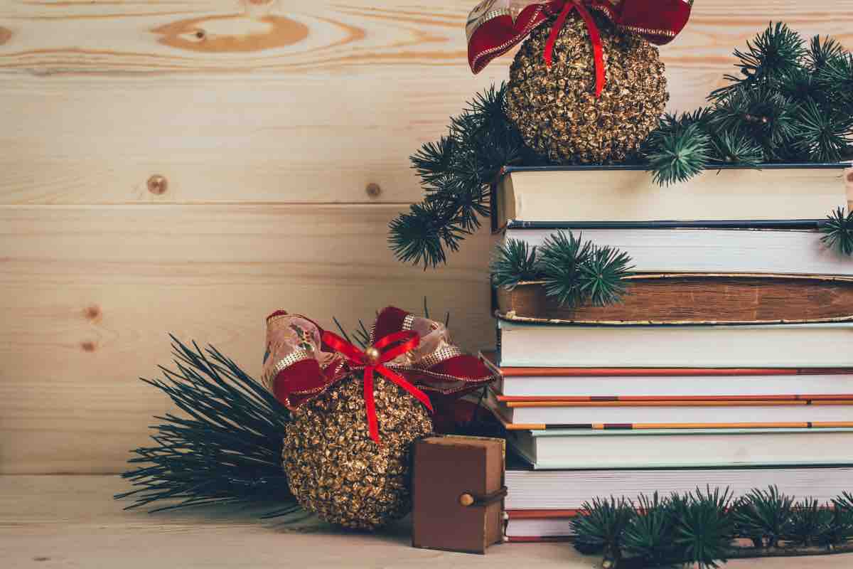 Una pila di libri con decorazioni natalizie