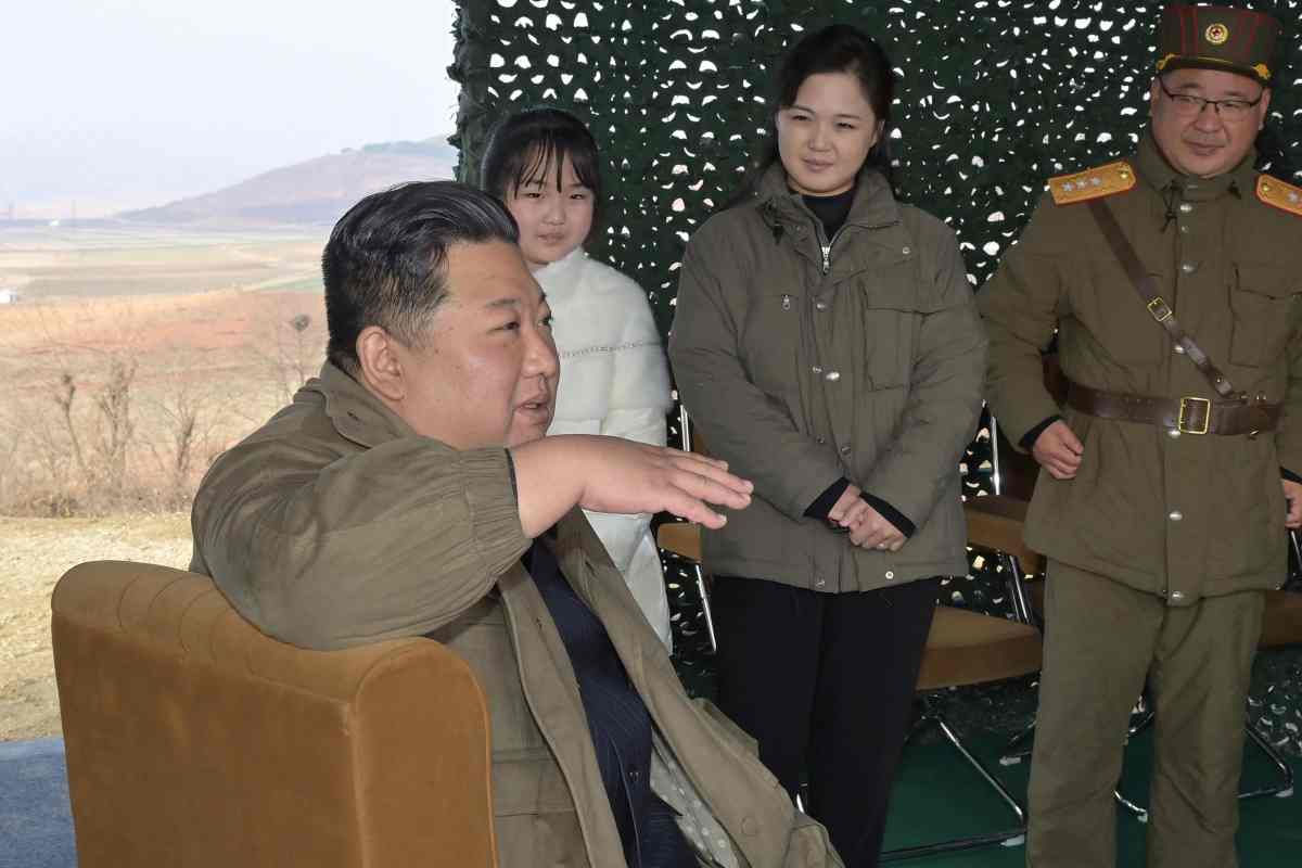 Kim continua a lanciare missili