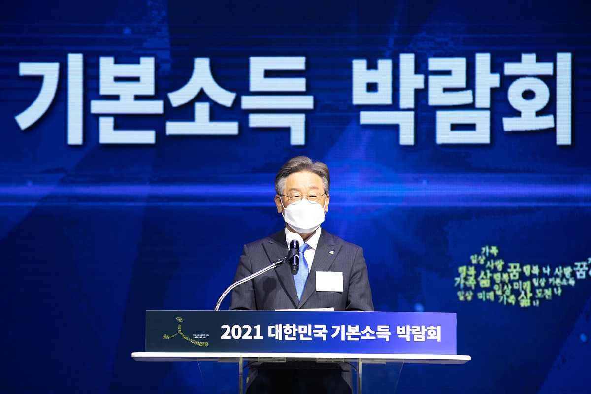 Lee Jae-myung, leader dell'opposizione della Corea del Sud è stato vittima di un attentato