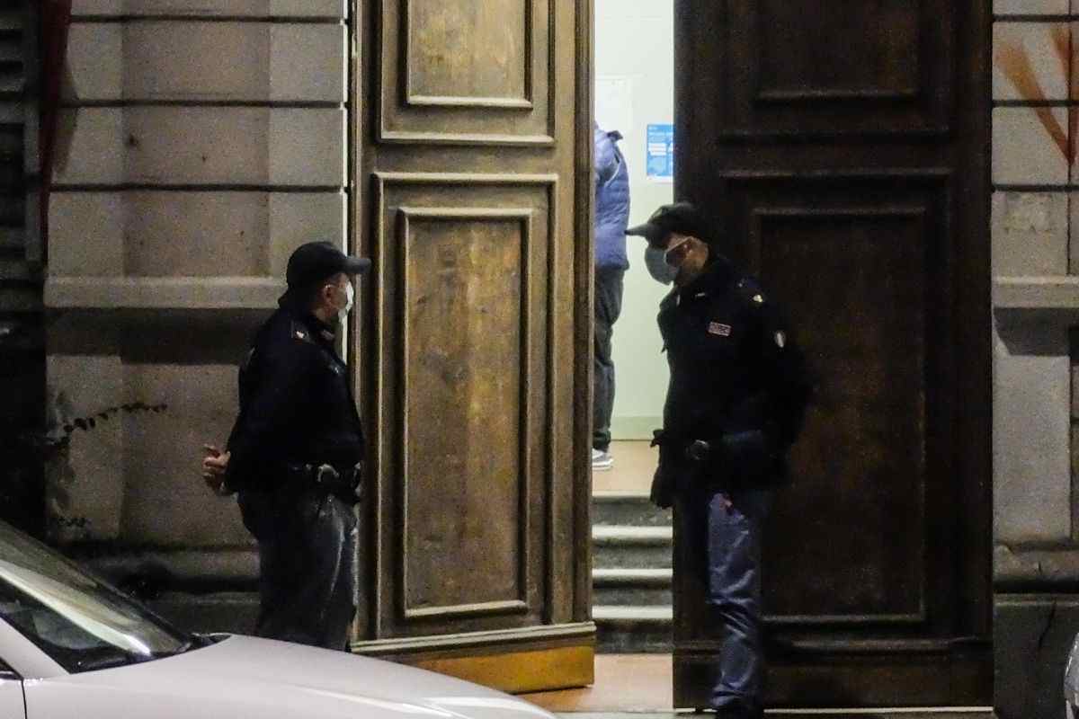 uomo trova la sua casa occupata