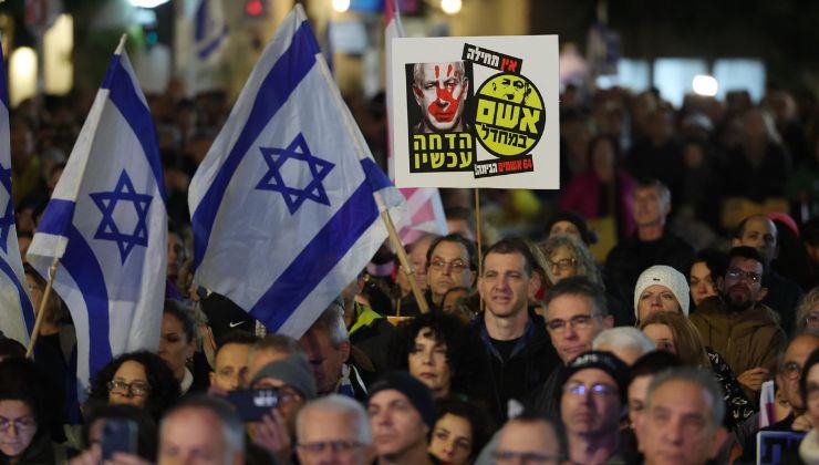 la popolazione protesta contro Netanyahu