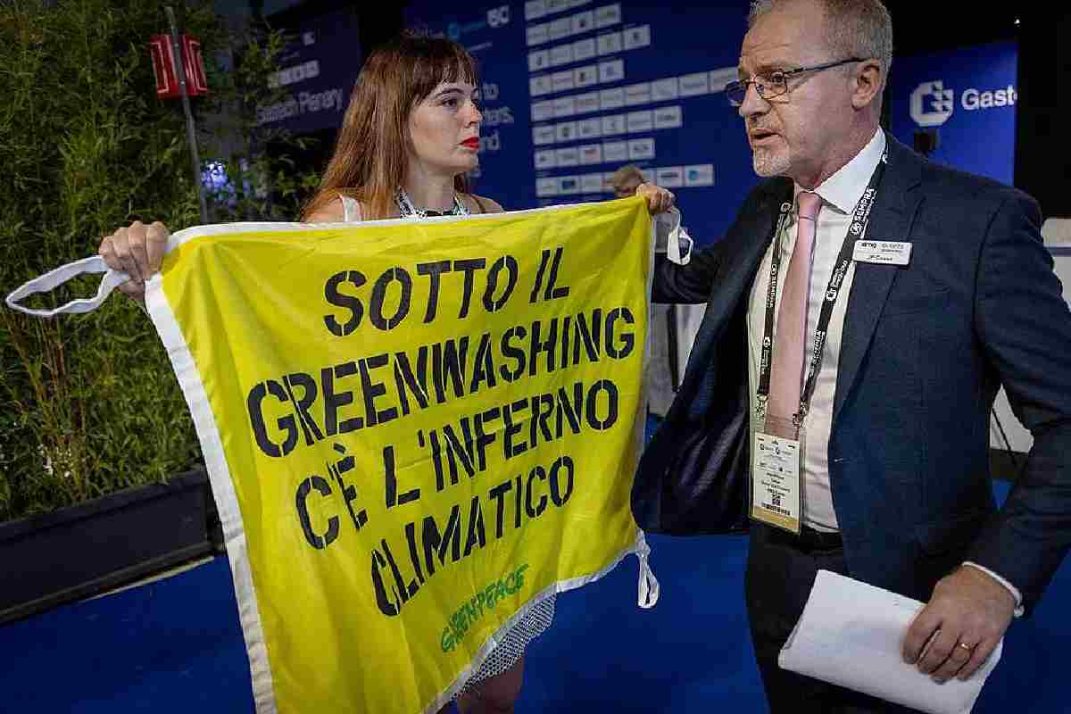 Protesta di Greenpeace contro il greenwashing