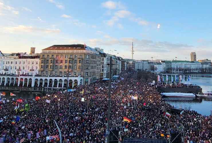 Manifestazioni contro l'estrema destra di Afd nella città di Amburgo, in Germania