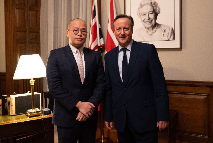 Il figlio di Jimmy Lai, Sebastian, e il ministro degli Esteri britannico David Cameron